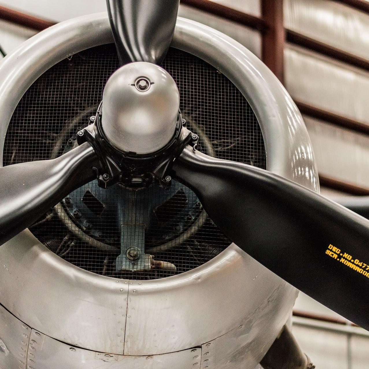 close up photography of plane's propeller